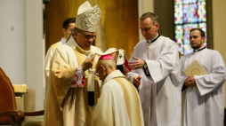 Nuncjusz Apostolski w Polsce abp Antonio Guido Filipazzi (L) podczas uroczystości nałożenia paliusza metropolicie katowickiemu abp. Adrianowi Józefowi Galbasowi (C) w katedrze w Katowicach. Fot. PAP/Z. Meissner