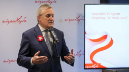 Warszawa, 07.11.2023. Minister kultury i dziedzictwa narodowego Piotr Gliński podczas konferencji prasowej poświęconej obchodom Święta Niepodległości, w pawilonie kulturalnym „Niepodległa. Miejsce Spotkań” w Łazienkach Królewskich w Warszawie. Fot. PAP/P. Supernak