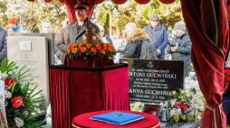 Wrocław, 22.11.2023. Uroczystości pogrzebowe dziennikarki, byłej posłanki oraz wieloletniej dyrektorki wrocławskiego Miejskiego Ogrodu Zoologicznego, współtwórczyni programu telewizyjnego „Z kamerą wśród zwierząt” Hanny Gucwińskiej, w Alei Zasłużonych Cmentarza Osobowickiego we Wrocławiu. Fot. PAP/T. Golla