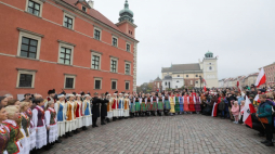 Mieszkańcy stolicy wspólnie z zespołem „Warszawianka” odśpiewali hymn narodowy na pl. Zamkowym. Warszawa, 11.11.2023. Fot. PAP/P. Supernak