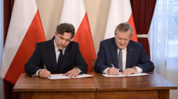 Warszawa, 08.11.2023. Minister kultury i dziedzictwa narodowego Piotr Gliński (P) oraz prezydent Kalisza Krystian Kinastowski (L) podczas uroczystości podpisania umowy o współprowadzeniu Filharmonii Kaliskiej, w siedzibie MKiDN w Warszawie. Fot. PAP/M. Obara