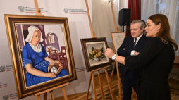 Minister kultury i dziedzictwa narodowego Piotr Gliński (L) i dyrektor Muzeum Narodowego w Lublinie dr Katarzyna Mieczkowska (P) podczas prezentacji nowo zakupionych dzieł sztuki do kolekcji Muzeum Narodowego w Lublinie - Łempicka postscriptum w siedzibie ministerstwa. Warszawa, 17.11.2023. Fot. PAP/R. Pietruszka