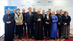 Częstochowa, 27.11.2023. Szef Urzędu do Spraw Kombatantów i Osób Represjonowanych Jan Józef Kasprzyk (5L) w auli Instytutu Niedziela w Częstochowie. Szef UdsKiOR uhonorował „Tygodnik Katolicki Niedziela” oraz Instytut Niedziela Medalem „Pro Bono Poloniae”. Fot. PAP/W. Deska