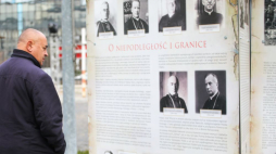 Warszawa, 07.11.2023. Otwarcie wystawy „Duchowieństwo w służbie Bogu i Ojczyźnie”, na dziedzińcu Mazowieckiego Urzędu Wojewódzkiego. Fot. PAP/A. Zawada