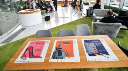 Warszawa, 07.11.2023. Plakaty zaprezentowane podczas konferencji prasowej XVIII Festiwalu Warszawskiego „Niewinni Czarodzieje”. Tegoroczny XVIII Festiwal Warszawski Niewinni Czarodzieje odbywa się pod hasłem „Kingsajz dla każdego”. Fot. PAP/A. Lange