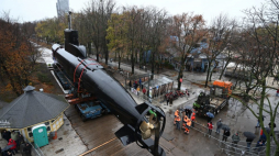 Transport okrętu podwodnego typu Kobben ORP "Sokół" ze Skweru Kościuszki do docelowego miejsca na terenie plenerowej ekspozycji przy Muzeum Marynarki Wojennej w Gdyni. 23.11.2023. Fot. PAP/A. Warżawa