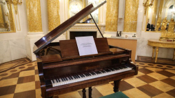 Warszawa, 28.11.2023. Prezentacja pamiątek po Ignacym Janie Paderewskim „Paderewski odzyskany” w Sali Wielkiej Zamku Królewskiego. Fot. PAP/A. Zawada