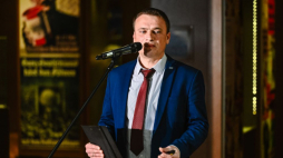 Gdańsk, 27.11.2023. Kierownik działu archeologicznego w Muzeum II Wojny Światowej w Gdańsku Filip Kuczma na konferencji prasowej w MIIWŚ w Gdańsku. Podczas spotkania zaprezentowane zostały wyniki 10 etapów badań archeologicznych na Westerplatte. Fot. PAP/M. Gadomski