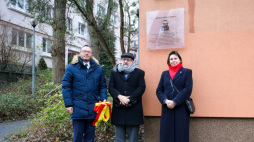 Naczelny Rabin Polski Michael Schudrich (C), dyrektorka Żydowskiego Instytutu Historycznego Monika Krawczyk (P) oraz zastępca Burmistrza Dzielnicy Śródmieście m. st. Warszawy Mariusz Wajszczak (L) podczas uroczystości odsłonięcia tablicy upamiętniającej ostatniego rabina getta warszawskiego Kalonimusa Kalmana Szapirę. Warszawa, 23.11.2023. Fot. PAP/A. Zawada