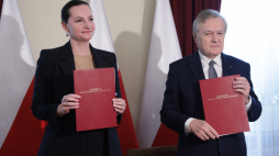 Minister kultury i dziedzictwa narodowego Piotr Gliński i wiceprezydent Łodzi Małgorzata Moskwa-Wodnicka podczas uroczystości podpisania umowy o współprowadzeniu Teatru „Pinokio” w Łodzi przez MKiDN i Miasto Łódź w siedzibie MKiDN w Warszawie. Fot. PAP/T. Gzell