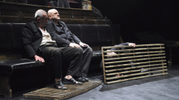 Toruń, 15.03.2009. Aktorzy Jacek Brzeziński (L) i Witold Mazurkiewicz (C) oraz Jarosław Tomica (zasłonięty z P) grają w przedstawieniu "Homo Polonicus", 14 bm. w Toruniu. Teatr Provisorium i Kompania Teatr zainaugurowały tym spektaklem Alternatywne Spotkania Teatralne Klamra 2009. Fot. PAP/W. Szabelski