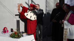Rektor, ks. prof. dr hab. Robert Tyrała (L) oraz metropolita krakowski, zastępca przewodniczącego Konferencji Episkopatu Polski abp Marek Jędraszewski (P) podczas uroczystości wmurowania kamienia węgielnego pod budowę Kampusu Jana Pawła II na Uniwersytecie Papieskim Jana Pawła II w Krakowie. Fot. PAP/Ł. Gągulski