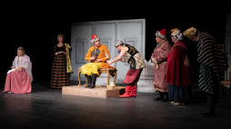 Premiera spektaklu Polskiego Teatru w Wilnie "Pan Jowialski” Aleksandra Fredry na scenie wileńskiego Teatru na Pohulance, Przedstawienie z okazji jubileuszu 60-lecia działalności Polskiego Teatru wyreżyserowała Inka Dowlasz. Fot. PAP/V. Doveiko