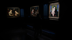 Madonna z Dzieciątkiem - Giovanni Bellini (ok. 1435–1516) - (P) oraz Tiziano Vecellio (Tycjan, 1488/1490–1576) Alegoria miłości - (2P) na pokazie "Mistrzowie włoskiego renesansu" na Zamku Królewskim na Wawelu. Fot. PAP/Ł. Gągulski