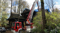 Strażacy na miejscu pożaru w zabytkowej Willi Doktora. Zakopane, 02.11.2023. Fot. PAP/G. Momot