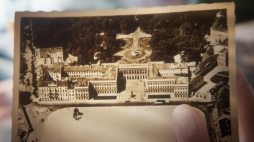 Kadr ze spotu kampanii „Fototeka Pałacu Saskiego”, przedstawiający archiwalne ujęcie zachodniej pierzei Pl. Piłsudskiego. Źródło: Palacsaski.pl 