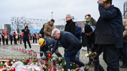 Uroczystość złożenia kwiatów przed Pomnikiem Poległych Stoczniowców. Gdańsk, 15.12.2023. Fot. PAP/A. Warżawa