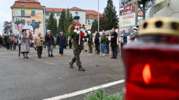 Uroczystości przed bramą Stoczni Szczecińskiej upamiętniające ofiary szczecińskiego Grudnia '70. Szczecin, 17.12.2023. Fot. PAP/M. Bielecki