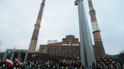 Obchody 42. rocznicy pacyfikacji kopalni Wujek pod Krzyżem-Pomnikiem przy kopalni w Katowicach. Fot. PAP/Z. Meissner