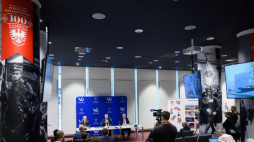 Poznań, 19.12.2023. Uczestnicy podpisania umowy z generalnym wykonawcą budowy nowego Muzeum Powstania Wielkopolskiego 1918–1919, w siedzibie Urzędu Marszałkowskiego Województwa Wielkopolskiego. Fot. PAP/J. Kaczmarczyk