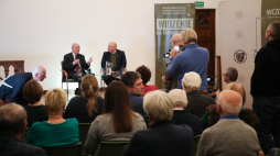 Poseł PiS Antoni Macierewicz (L) i historyk Tadeusz Płużański (2L) podczas spotkania z cyklu "Widzenie na Rakowieckiej", w Muzeum Żołnierzy Wyklętych i Więźniów Politycznych PRL w Warszawie. Fot. PAP/A. Zawada