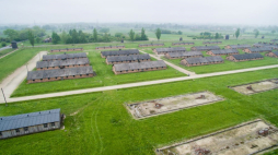 Teren byłego niemieckiego nazistowskiego obozu koncentracyjnego Auschwitz-Birkenau. Fot. PAP/S. Mielnik