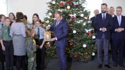 Premier Donald Tusk (C) podczas uroczystości przekazania przekazania Betlejemskiego Światła Pokoju. Fot. PAP/R. Guz