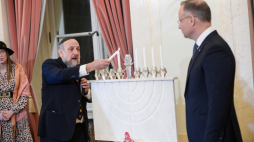 Prezydent RP Andrzej Duda (P) i naczelny rabin Polski Michael Schudrich (L) podczas zapalenia świec chanukowych w Pałacu Prezydenckim w Warszawie. Fot. PAP/M. Obara