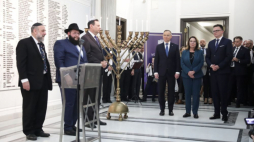 Rabin Szalom Dow Ber Stambler (2L), prezydent Andrzej Duda (5P), naczelny rabin Polski Michael Schudrich (L), ambasador Izraela w Polsce Yacov Livne (3L), marszałek Sejmu Szymon Hołownia (3P) i marszałek Senatu Małgorzata Kidawa-Błońska (4P) podczas ponownego zapalenia świecy chanukowej w gmachu Sejmu. Warszawa, 14.12.2023. Fot. PAP/T. Gzell