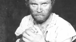 Aktor Leonard Pietraszak podczas realizacji serialu telewizyjnego „Czarne chmury”. Fot. PAP/CAF/W. Rozmysłowicz