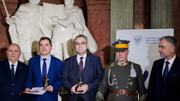 Marszałek województwa wielkopolskiego Marek Woźniak (P), historyk Jerzy Pietrzak (L) i prezes Poznańskiego Towarzystwa Przyjaciół Nauk Filip Kaczmarek (C) i komendant Oddziału Terenowego im. 17. Pułku Ułanów Wlkp. Paweł Kochański (2P) podczas uroczystości wręczenia nagrody honorowej TPPW „Dobosz Powstania Wielkopolskiego” w Pałacu Działyńskich w Poznaniu. Fot. PAP/M. Zakrzewski