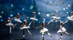 Toruń, 15.11.2016. „Dziadek do orzechów” w wykonaniu Teatru Baletu La Classique na scenie Sali Koncertowej CKK Jordanki w Toruniu. Fot. PAP/T. Żmijewski