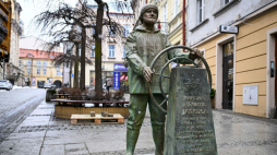Posąg jachtowego kapitana żeglugi wielkiej Henryka Jaskuły na ulicy Franciszkańskiej w Przemyślu. Fot. PAP/D. Delmanowicz