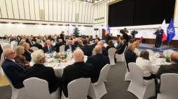 Szef UdSKiOR Jan Józef Kasprzyk (P-góra) podczas spotkania wigilijnego z działaczami opozycji antykomunistycznej i osobami represjonowanymi z powodów politycznych w Centrum Konferencyjnym MON. Warszawa, 15.12.2023. Fot. PAP/P. Supernak