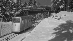 Zakopane, 1946/47, zima. Nz. kolejka linowo - terenowa na Gubałówkę. Fot. PAP/S. Dąbrowiecki 