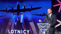 Warszawa, 12.12.2023. Prezes IPN Karol Nawrocki podczas briefingu prasowego towarzyszącego prapremierowemu pokazowi gry „Lotnicy – Wojna w przestworzach” na terenie Aeroklubu Warszawskiego. Fot. PAP/R. Guz