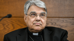 Kardynał Marcello Semeraro na prezentacji albumu "Błogosławieni Męczennicy z Markowej" i towarzyszącej mu wystawy w Papieskim Uniwersytecie Świętego Krzyża w Rzymie. Fot. PAP/D. Delmanowicz