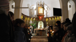 Msza roratnia w kościele pw. Matki Boskiej Częstochowskiej w Józefowie k. Otwocka. Fot. PAP/G. Jakubowski