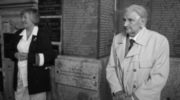 Uczestnik Powstania Warszawskiego Wiesław Newecki (P) i Jolanta Piasecka (L) podczas uroczystości odsłonięcia tablicy poświęconej Najmłodszym Żołnierzom Powstania Warszawskiego 1944 r. na krużganku kościoła pw. św. Antoniego z Padwy. Warszawa, 04.08.2021. Fot. PAP/A. Zawada