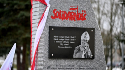 Staszów (woj. świętokrzyskie), 13.12.2023. Odsłonięcie pomnika wdzięczności NSZZ „Solidarność” dla św. Jana Pawła II za odzyskanie wolności Polski z opresji komunistycznej, w Parku im. Adama Bienia. Fot. PAP/P. Polak