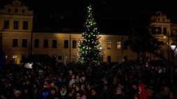 Uroczystość zapalenia światełek na choince przed oknem papieskim. Kraków, 16.12.2023. Fot. PAP/Art Service