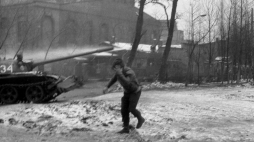 Pacyfikacja Kopalni Węgla Kamiennego Wujek. Katowice, 16.12.1981. Fot. PAP/M. Janicki
