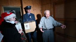 Płk Bolesław Pawłowski ps. Lanca (P) odbiera bożonarodzeniową „Paczkę dla Bohatera”. Szczecin, 16.12.2023. Fot. PAP/M. Bielecki