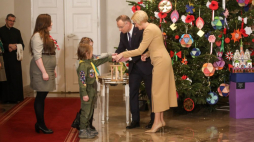 Prezydent RP Andrzej Duda (2P) i pierwsza dama Agata Kornhauser-Duda (P) na przekazaniu przez harcerzy Betlejemskiego Światełka Pokoju w Pałacu Prezydenckim. Warszawa, 15.12.2023. Fot. PAP/A. Zawada