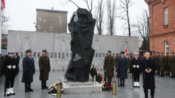 Prezydent RP Andrzej Duda (P) podczas uroczystości z okazji Dnia Pamięci o Poległych i Zmarłych w Misjach i Operacjach Wojskowych Poza Granicami Państwa na skwerze Pamięci przy Centrum Weterana Działań Poza Granicami Państwa w Warszawie. Fot. PAP/L, Szymański