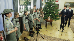 Marszałek Sejmu Szymon Hołownia (2P) i szef Kancelarii Sejmu Jacek Cichocki (P) na przekazaniu Betlejemskiego Światła Pokoju w Sejmie. Fot. PAP/T. Gzell