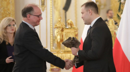 Prezes Instytutu Pamięci Narodowej Karol Nawrocki (P) oraz członek Rady Narodowego Instytutu Polskiego Dziedzictwa Kulturowego za Granicą – Instytutu Polonika Tomasz Kuba Kozłowski (2L) podczas gali wręczenia nagród IPN "Semper Fidelis" na Zamku Królewskim Warszawa, 15.12.2023. Fot. PAP/T. Gzell