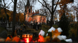 Akcja „Światełko pamięci dla Rossy i Bernardynów” organizowana przez Społeczny Komitet Opieki nad Starą Rossą na cmentarzu na Rossie. Wilno, 01.11.2023. Fot. PAP/V. Doveiko
