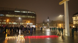 Warszawa, 13.12.2023. Prezydent RP Andrzej Duda (centrum-P) i prezes IPN Karol Nawrocki (centrum-L) podczas uroczystości zapalenia „Światła Wolności” na pl. Marszałka Józefa Piłsudskiego w Warszawie. Trwają obchody 42. rocznicy wprowadzenia stanu wojennego. Fot. PAP/P. Supernak