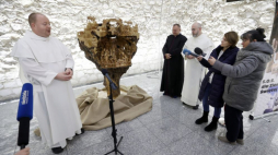 Dyrektor sekcji polskiej PKWP ks. prof. Waldemar Cisło (4P), rzecznik prasowy Jasnej Góry o. Michał Bortnik (3P) i kustosz Jasnej Góry o. Waldemar Pastusiak (L) podczas konferencji prasowej inaugurującej organizowaną przez Papieskie Stowarzyszenie Pomoc Kościołowi w Potrzebie kampanię pn. "S.O.S. dla Ziemi Świętej" w Bastionie św. Barbary na Jasnej Górze. Fot. PAP/W. Deska
